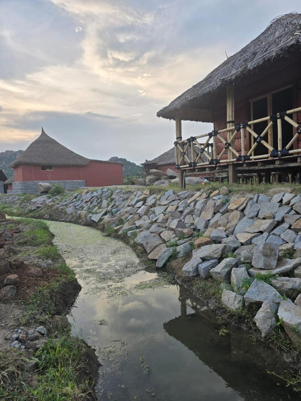 Golden Chariot Resort ฮัมปี ภายนอก รูปภาพ